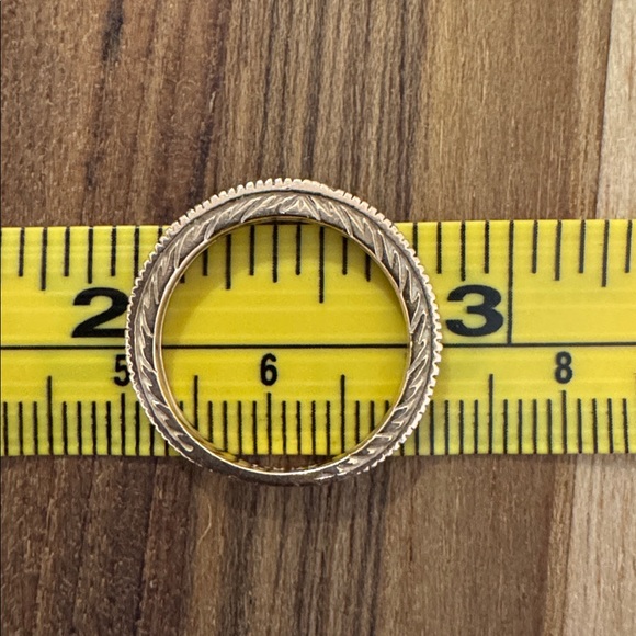 Elegant 14k Gold Band with diamonds - Picture 5 of 5